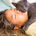 Dormir con tu gato: ¿Por qué es beneficioso para tu salud?