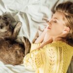Dormir con tu gato: ¿Por qué no es recomendable?