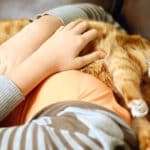 ¿Qué Pasa Si Un Gato Se Duerme Con Un Humano?