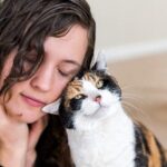 ¿Qué Significa Que Un Gato Te Acaricia Con La Cabeza?